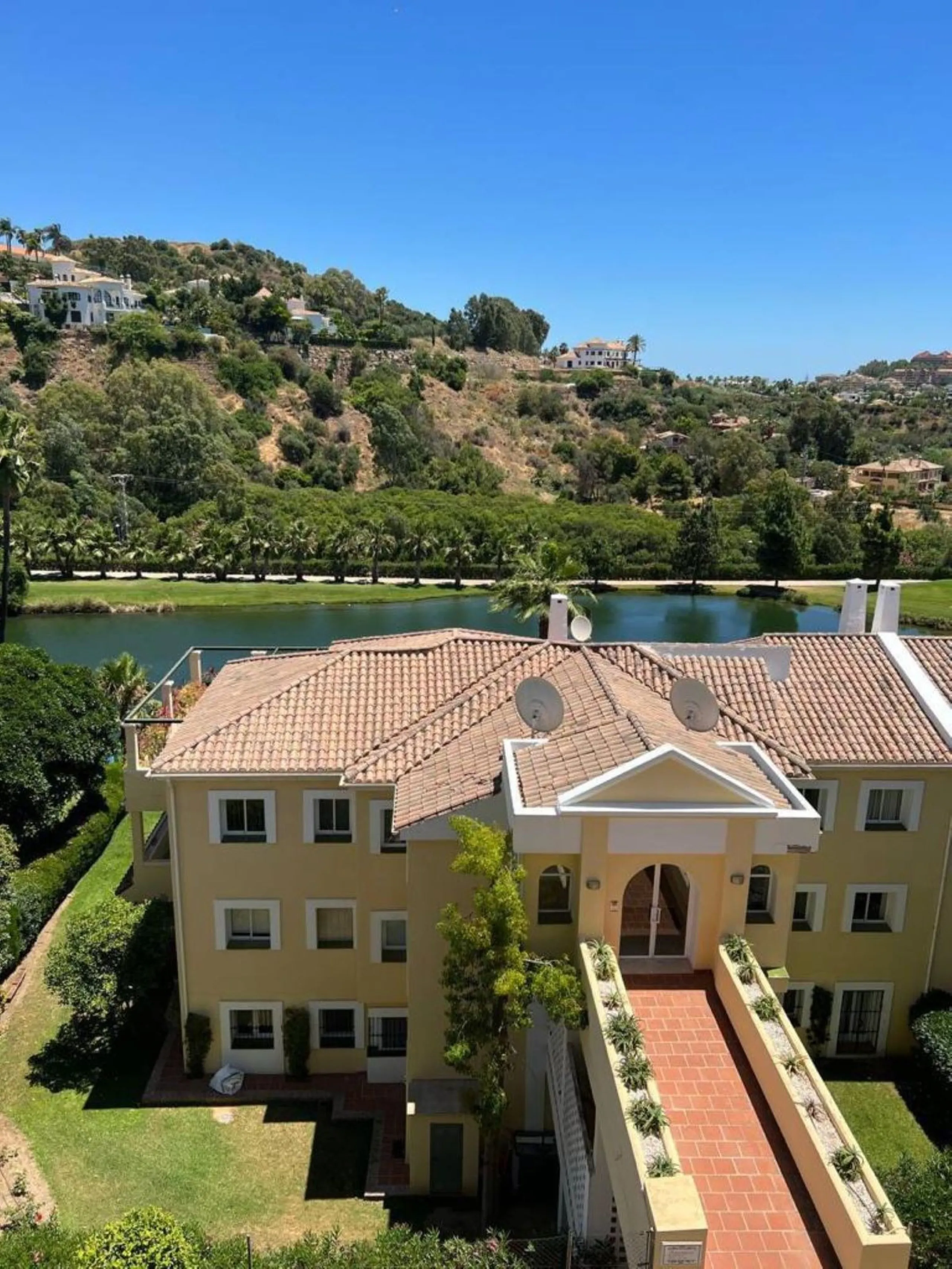 Apartment - Penthouse в продаже в Benahavís, Málaga. В доме 4 спален и 3 ванных комнат. Площадь дома 154 м²