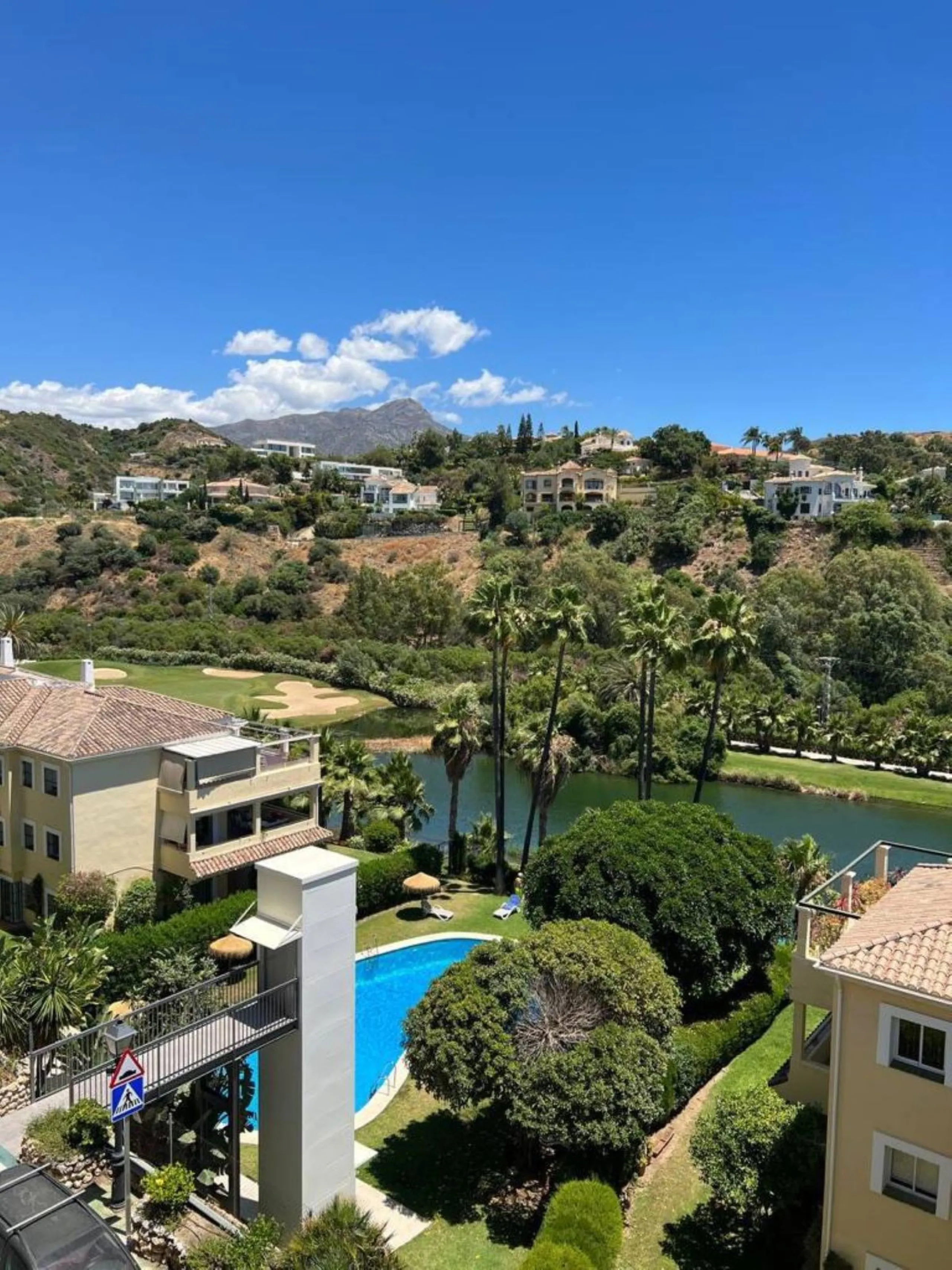 Apartment - Penthouse в продаже в Benahavís, Málaga. В доме 4 спален и 3 ванных комнат. Площадь дома 154 м²