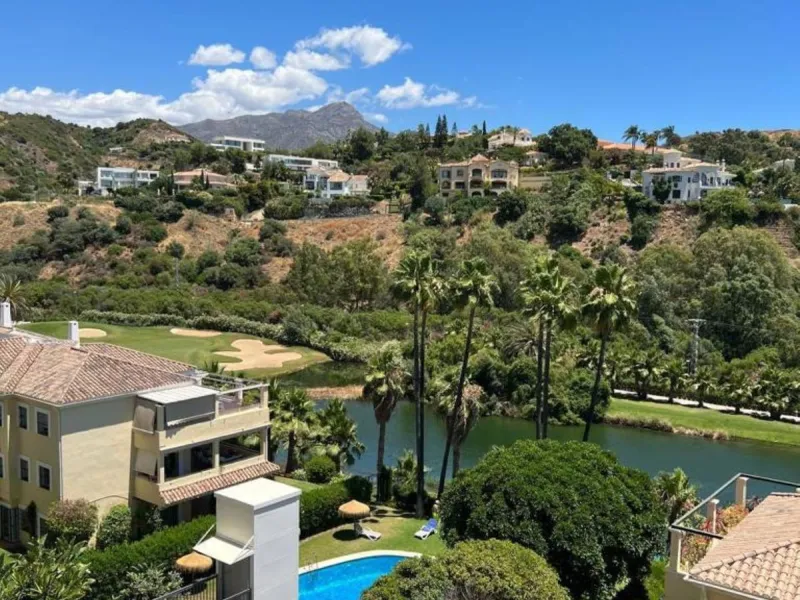 Apartment - Penthouse в продаже в Benahavís, Málaga. В доме 4 спален и 3 ванных комнат. Площадь дома 154 м²