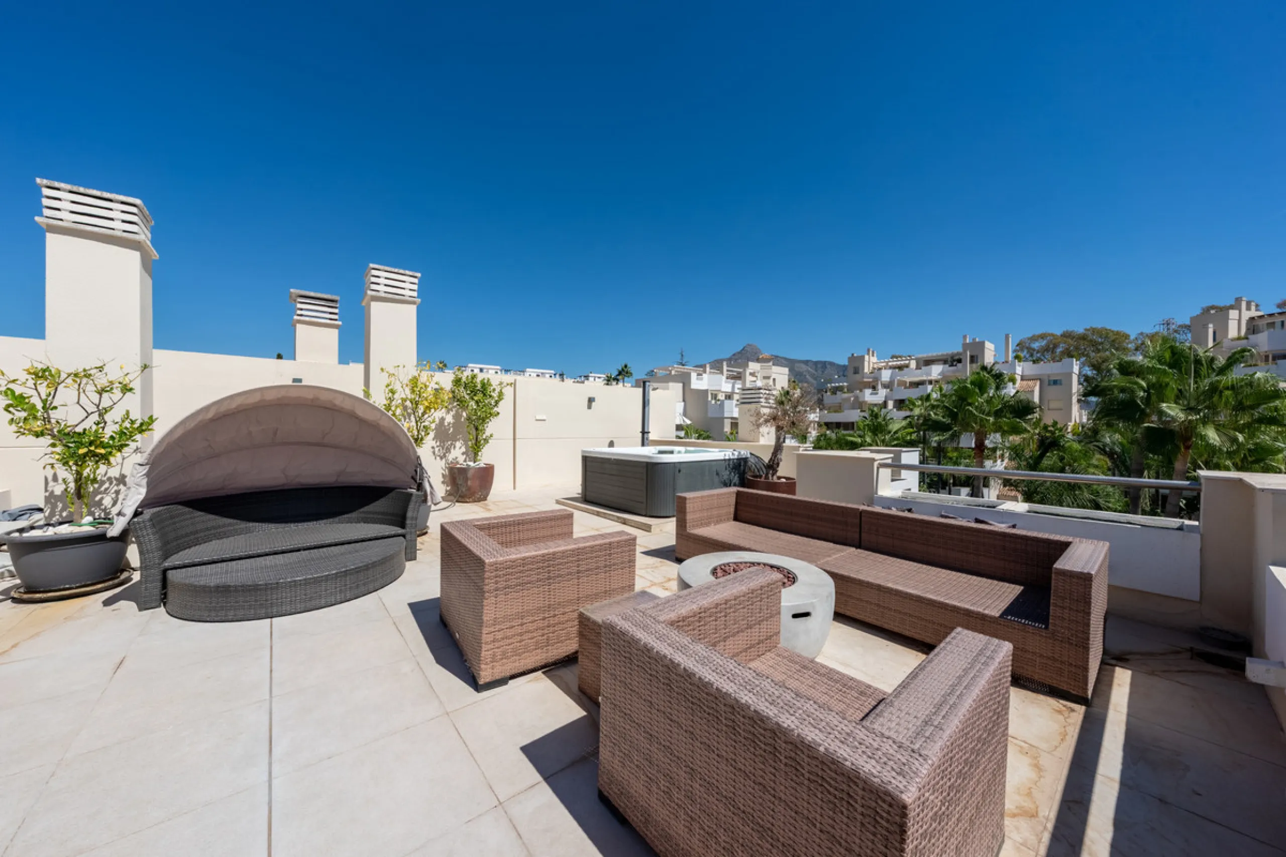 Apartment - Penthouse Duplex в продаже в Marbella, Málaga. В доме 3 спален и 3 ванных комнат. Площадь дома 133 м²