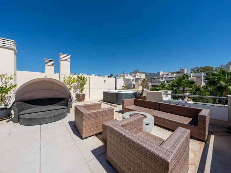 This stunning fully renovated three-bedroom duplex penthouse is located in the prestigious Fuente de Aloha complex in Nueva Andalucía, just minutes from Puerto Banús and surrounded by the best golf courses in Marbella's Golf Valley.
