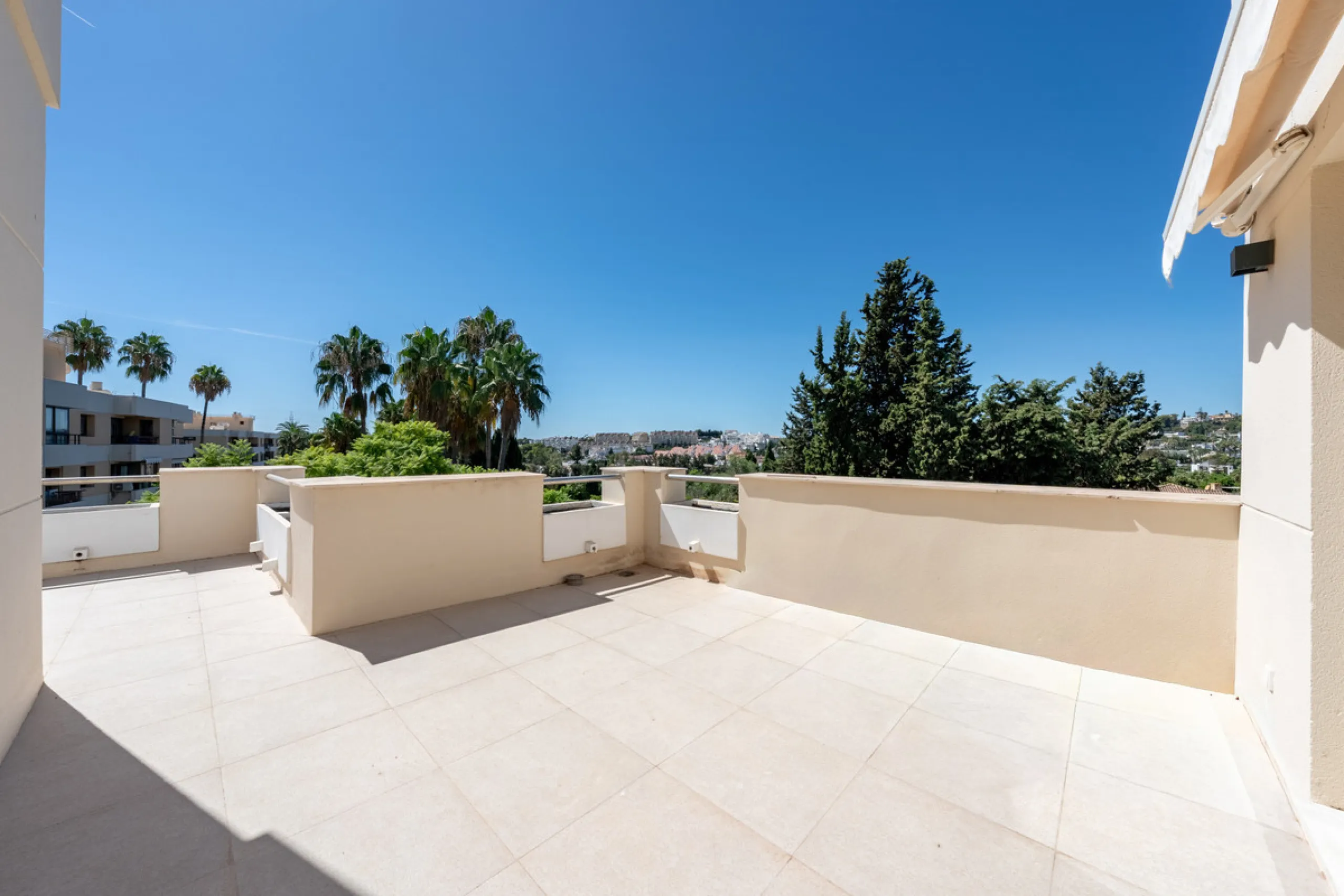Apartment - Penthouse Duplex в продаже в Marbella, Málaga. В доме 3 спален и 3 ванных комнат. Площадь дома 133 м²