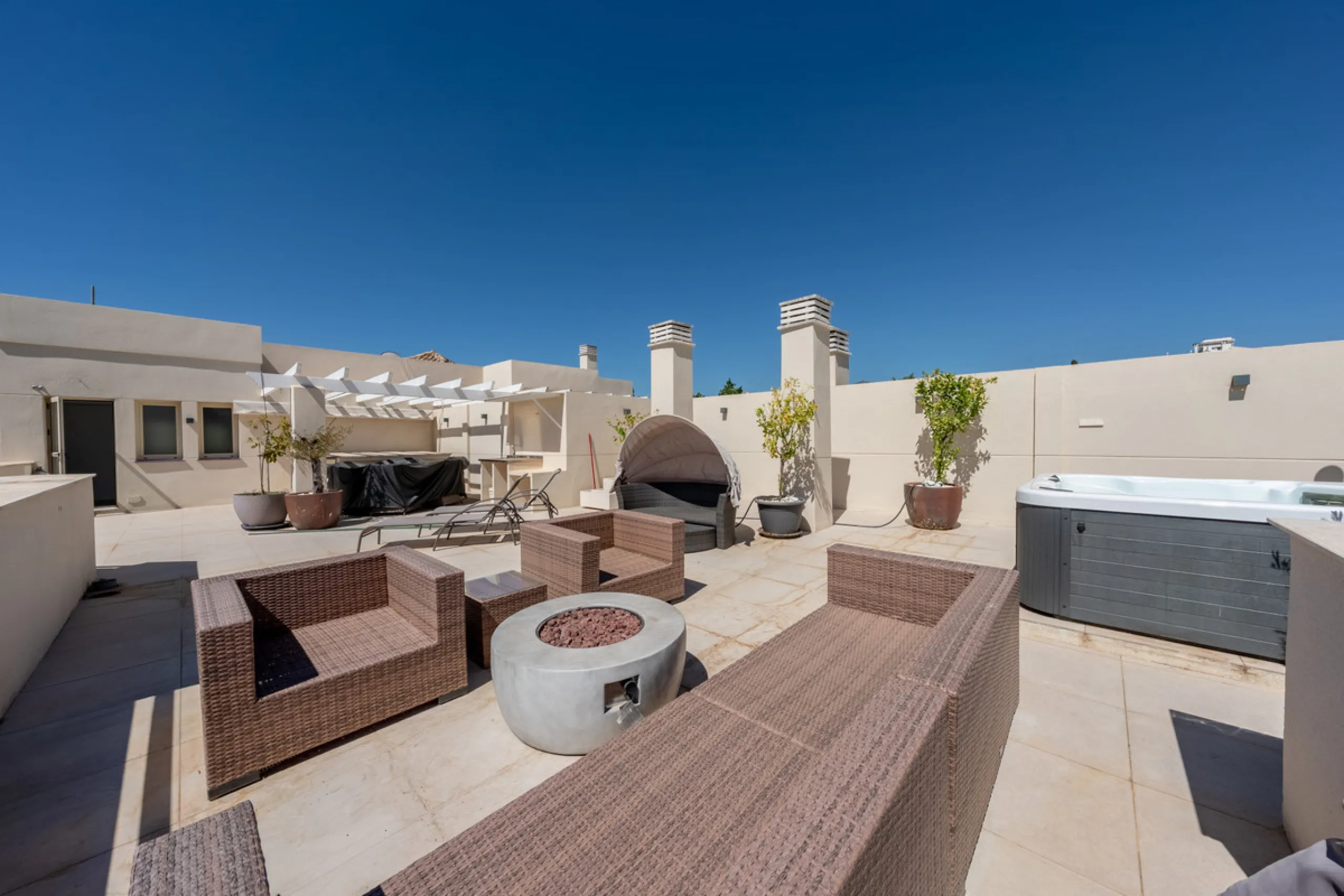 Apartment - Penthouse Duplex в продаже в Marbella, Málaga. В доме 3 спален и 3 ванных комнат. Площадь дома 133 м²