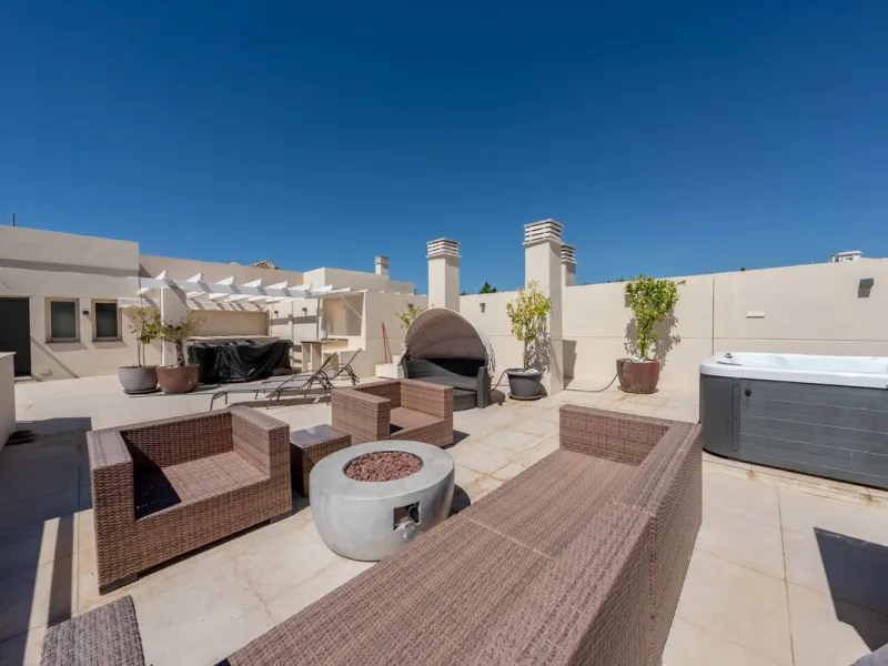 Apartment - Penthouse Duplex в продаже в Marbella, Málaga. В доме 3 спален и 3 ванных комнат. Площадь дома 133 м²