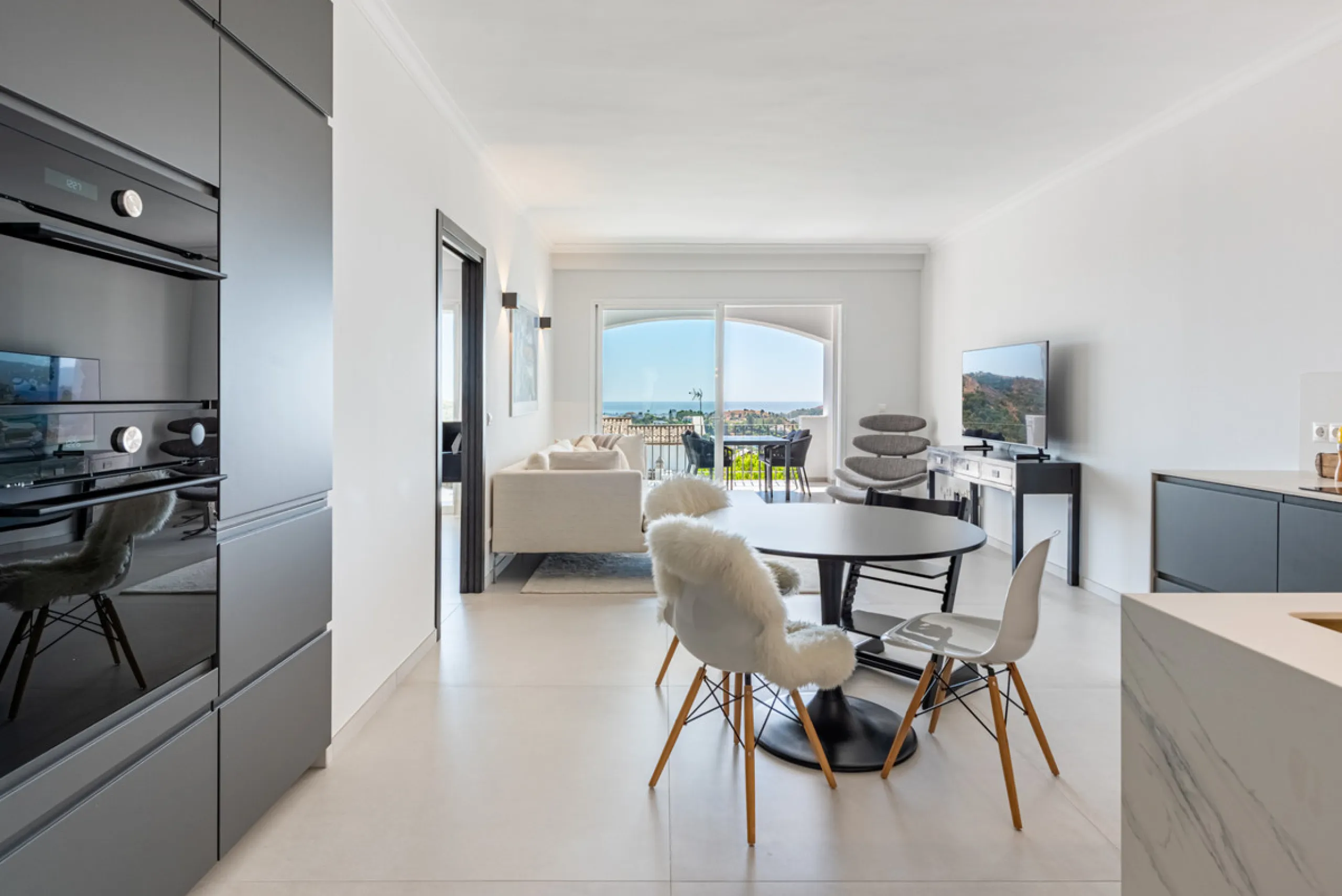 Apartment - Middle Floor Apartment в продаже в Benahavís, Málaga. В доме 3 спален и 2 ванных комнат. Площадь дома 145 м²