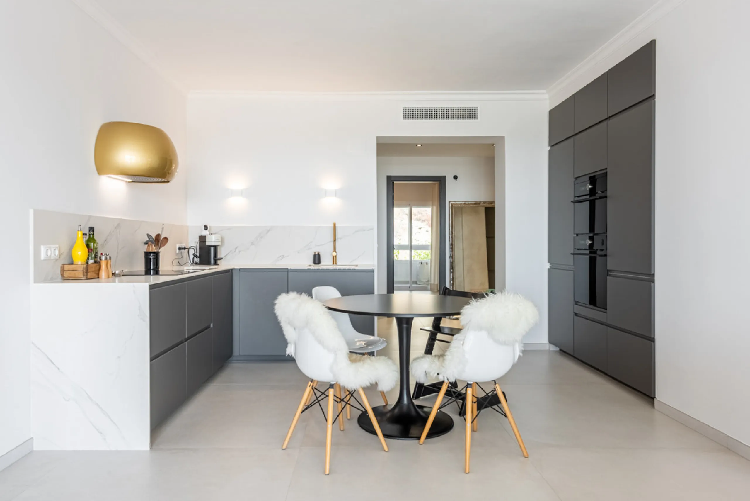 Apartment - Middle Floor Apartment в продаже в Benahavís, Málaga. В доме 3 спален и 2 ванных комнат. Площадь дома 145 м²
