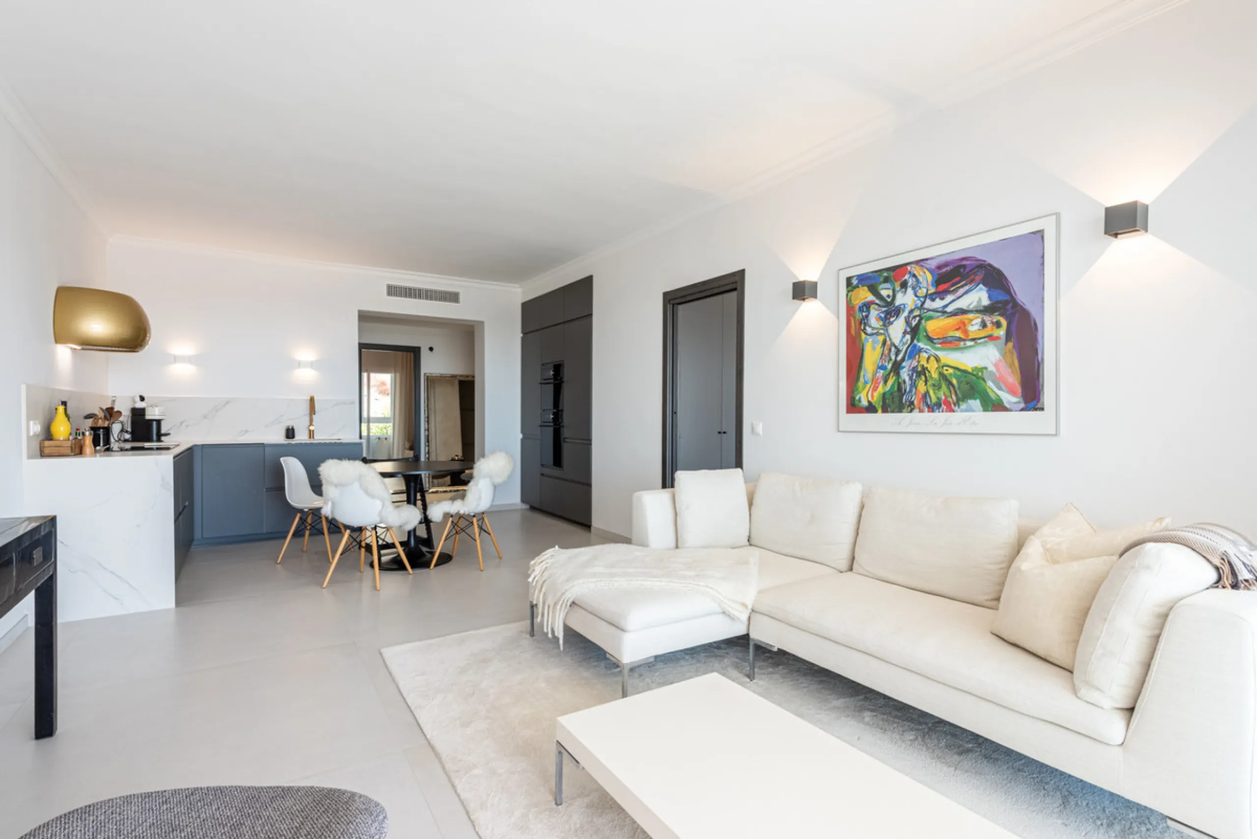 Apartment - Middle Floor Apartment в продаже в Benahavís, Málaga. В доме 3 спален и 2 ванных комнат. Площадь дома 145 м²