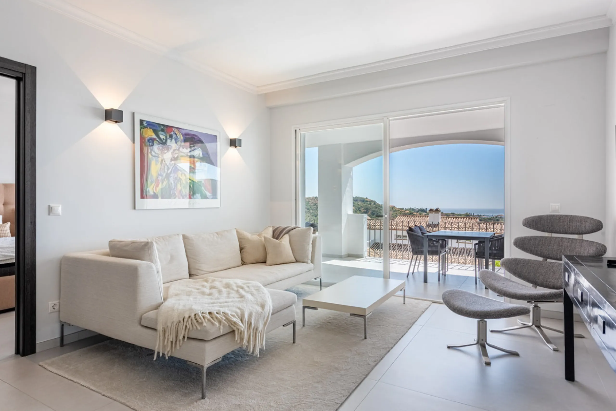 Apartment - Middle Floor Apartment в продаже в Benahavís, Málaga. В доме 3 спален и 2 ванных комнат. Площадь дома 145 м²