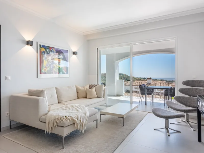 Apartment - Middle Floor Apartment в продаже в Benahavís, Málaga. В доме 3 спален и 2 ванных комнат. Площадь дома 145 м²