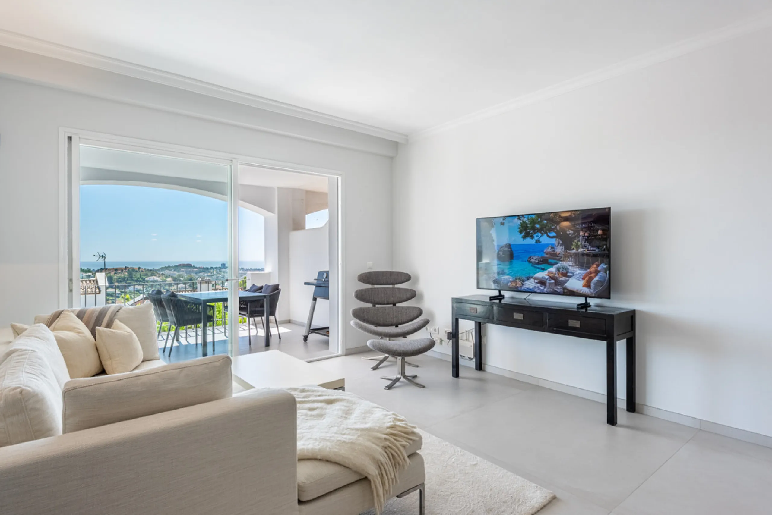 Apartment - Middle Floor Apartment в продаже в Benahavís, Málaga. В доме 3 спален и 2 ванных комнат. Площадь дома 145 м²