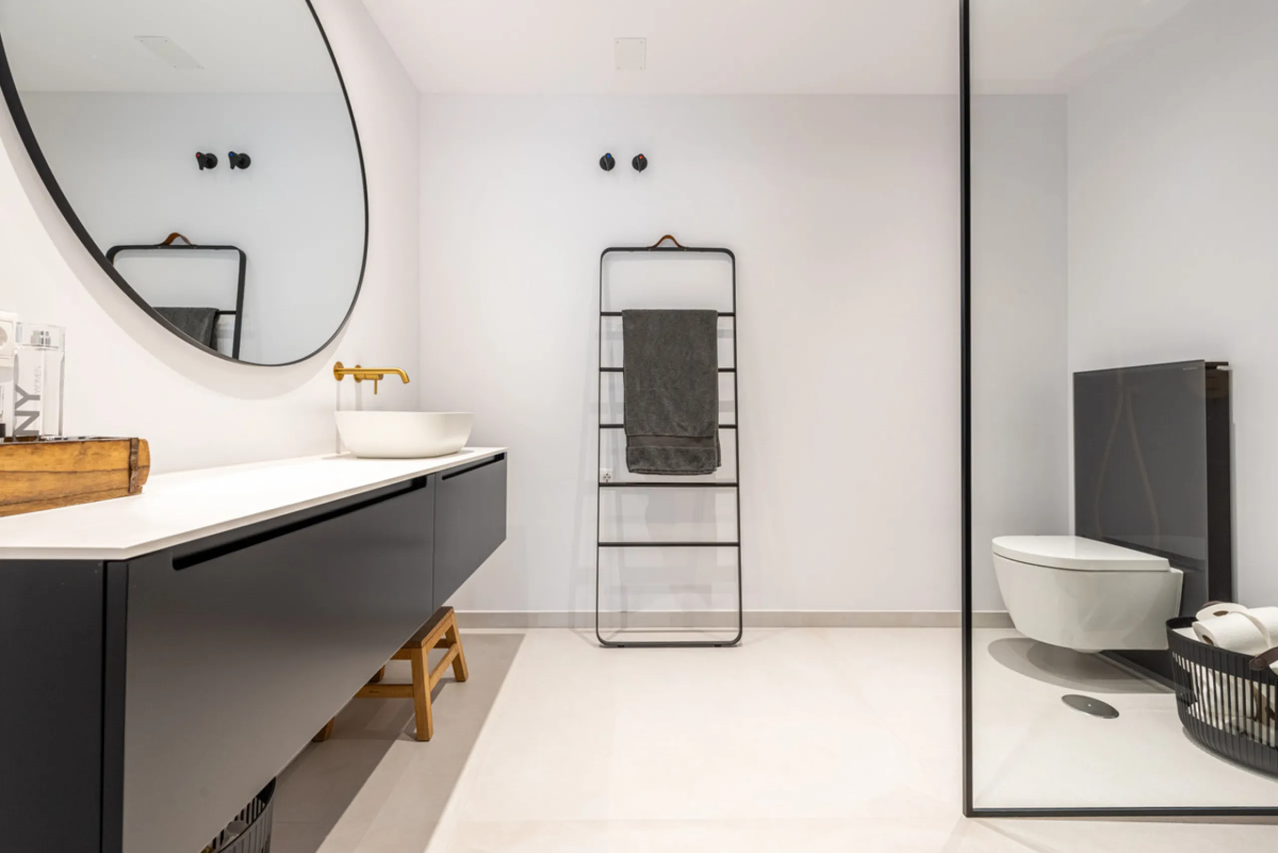 Apartment - Middle Floor Apartment в продаже в Benahavís, Málaga. В доме 3 спален и 2 ванных комнат. Площадь дома 145 м²