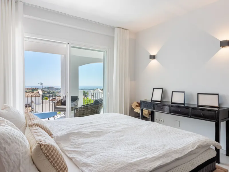 Apartment - Middle Floor Apartment в продаже в Benahavís, Málaga. В доме 3 спален и 2 ванных комнат. Площадь дома 145 м²