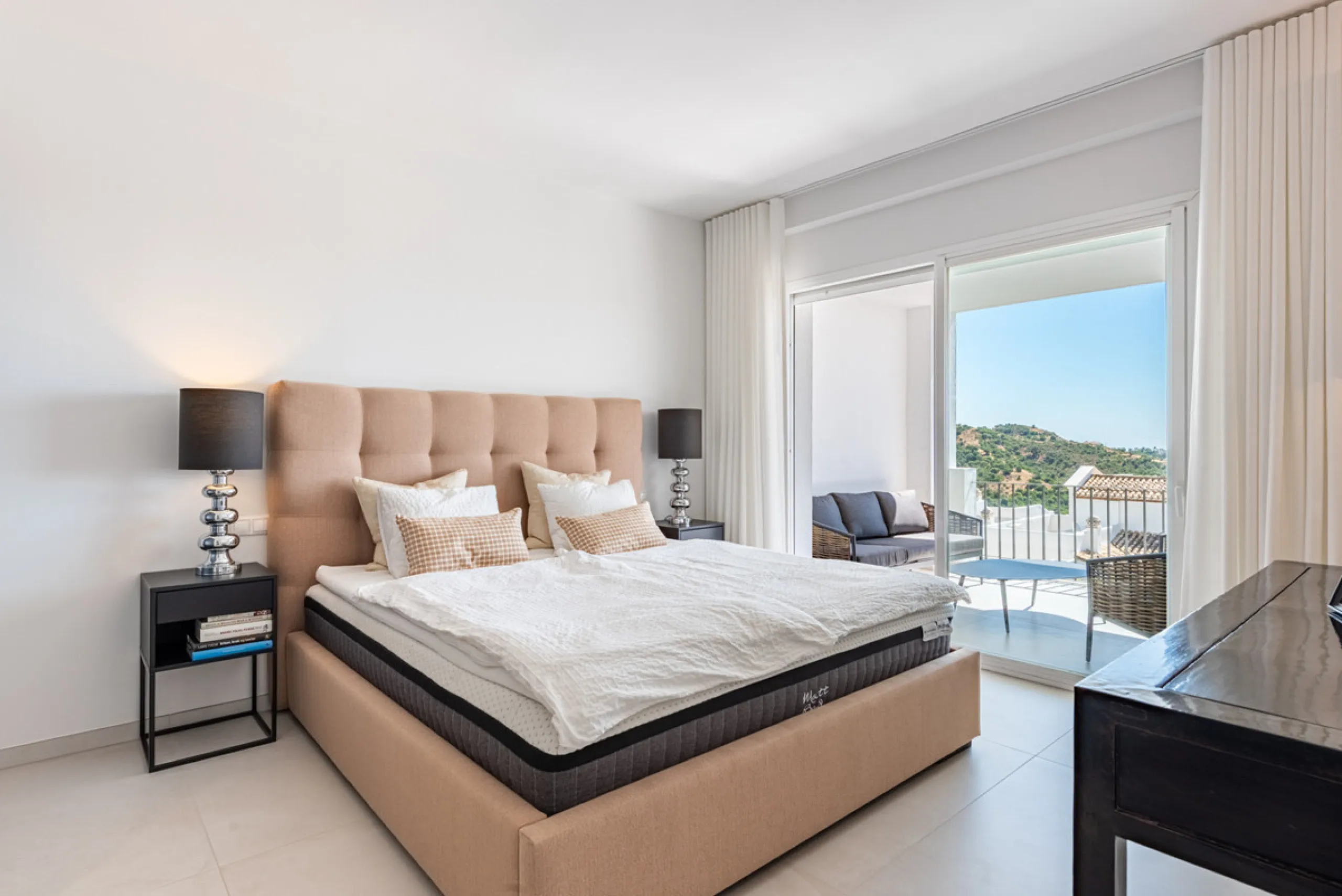 Apartment - Middle Floor Apartment в продаже в Benahavís, Málaga. В доме 3 спален и 2 ванных комнат. Площадь дома 145 м²