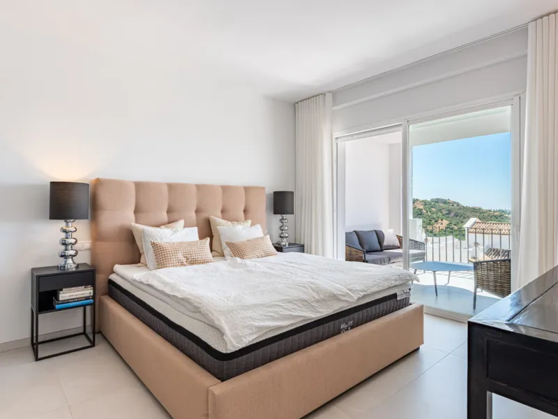 Apartment - Middle Floor Apartment в продаже в Benahavís, Málaga. В доме 3 спален и 2 ванных комнат. Площадь дома 145 м²