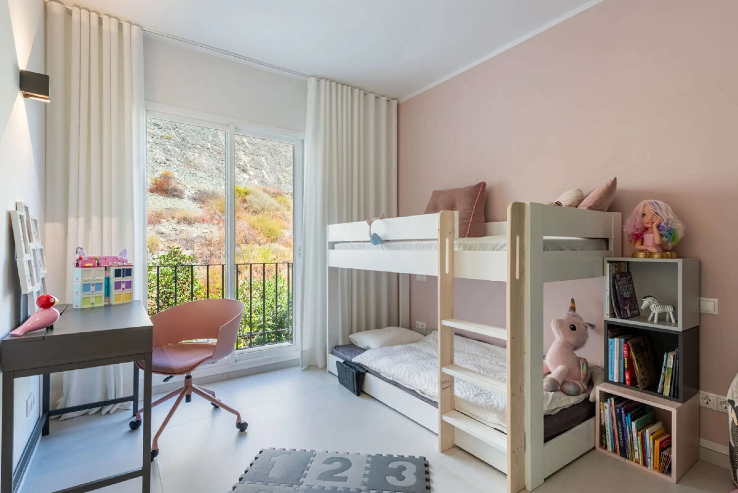 Apartment - Middle Floor Apartment в продаже в Benahavís, Málaga. В доме 3 спален и 2 ванных комнат. Площадь дома 145 м²