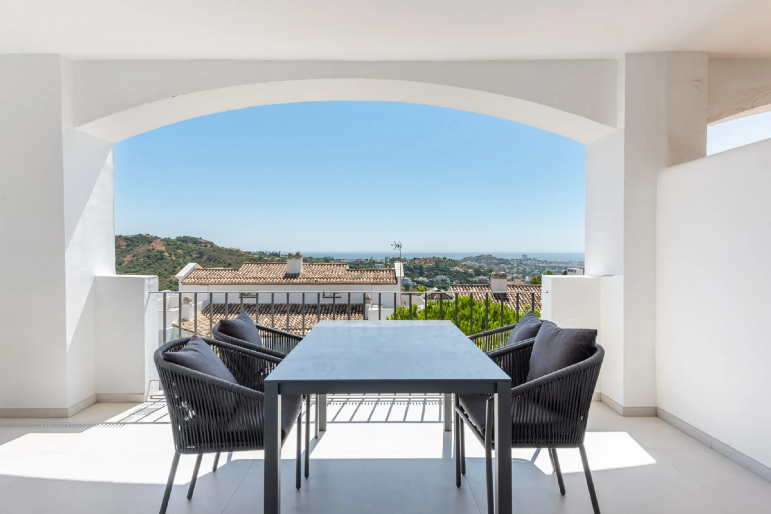 Apartment - Middle Floor Apartment в продаже в Benahavís, Málaga. В доме 3 спален и 2 ванных комнат. Площадь дома 145 м²