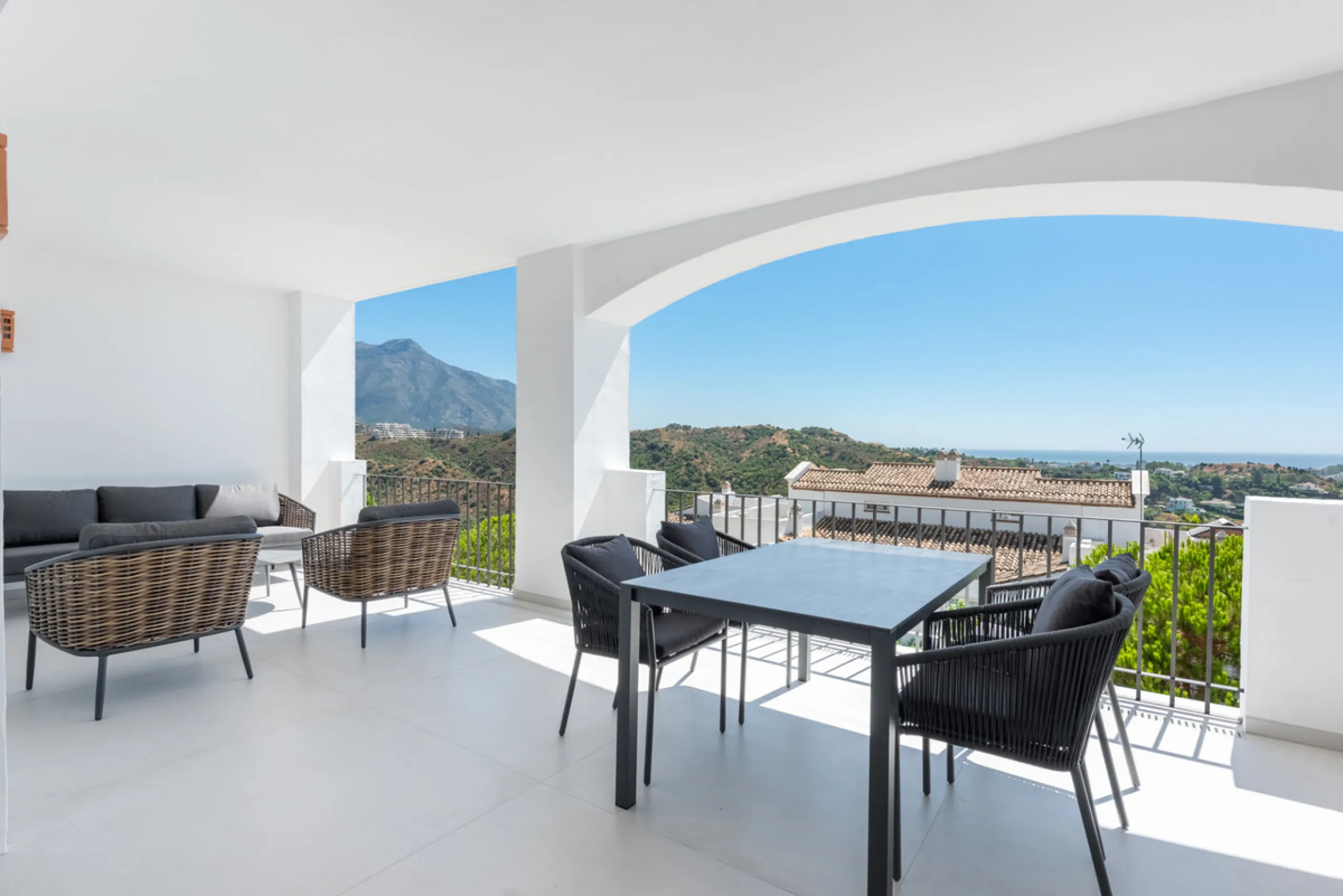 Apartment - Middle Floor Apartment в продаже в Benahavís, Málaga. В доме 3 спален и 2 ванных комнат. Площадь дома 145 м²
