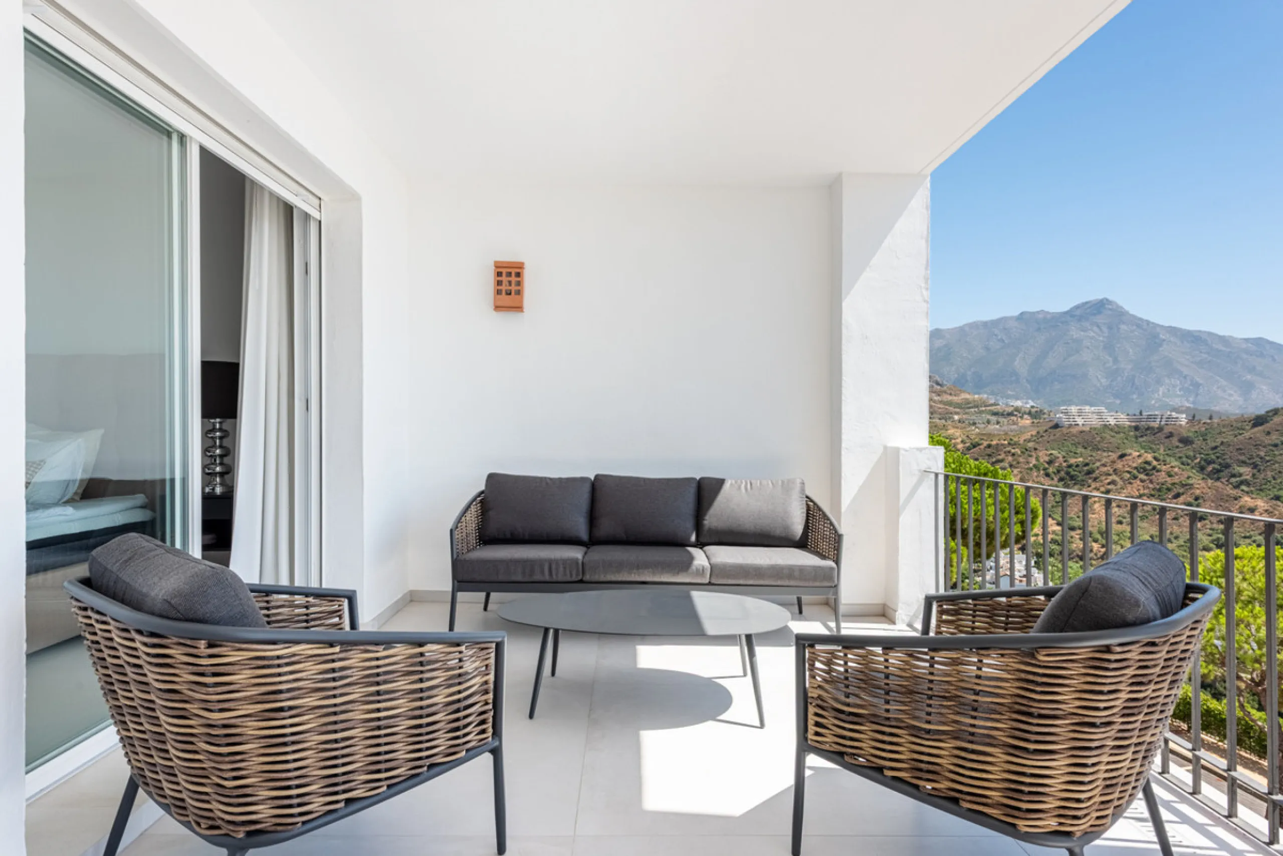 Apartment - Middle Floor Apartment в продаже в Benahavís, Málaga. В доме 3 спален и 2 ванных комнат. Площадь дома 145 м²