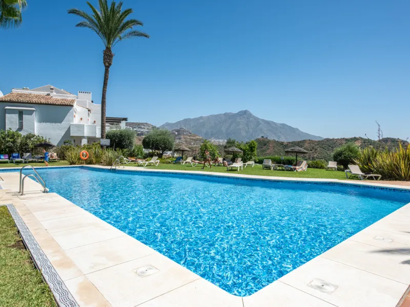 Apartment - Middle Floor Apartment в продаже в Benahavís, Málaga. В доме 3 спален и 2 ванных комнат. Площадь дома 145 м²