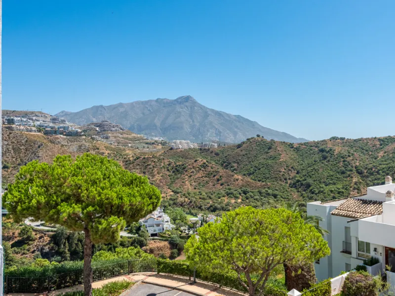 Apartment - Middle Floor Apartment в продаже в Benahavís, Málaga. В доме 3 спален и 2 ванных комнат. Площадь дома 145 м²
