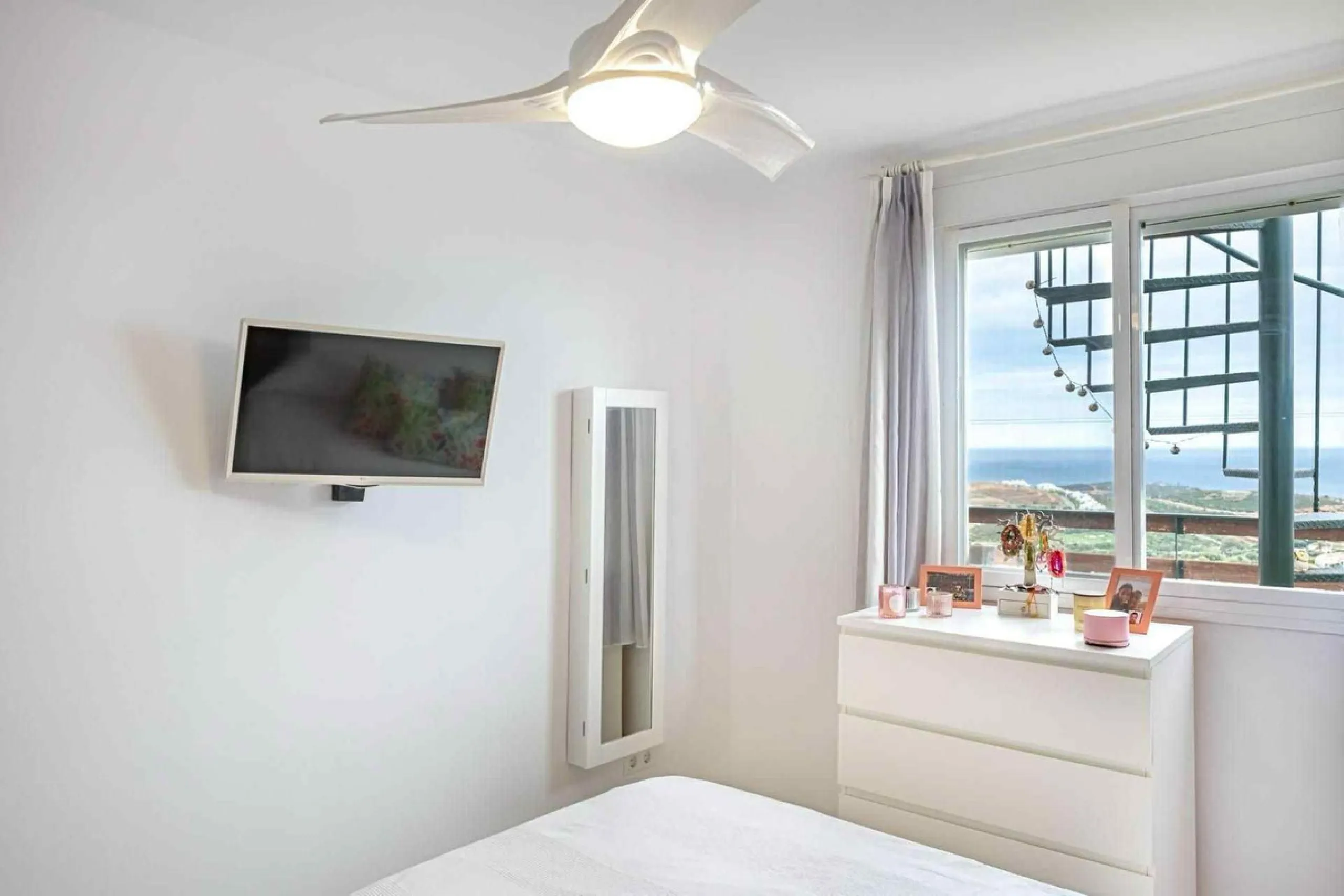 Great opportunity in Hacienda de Casares! Beautiful penthouse with panoramic sea views!