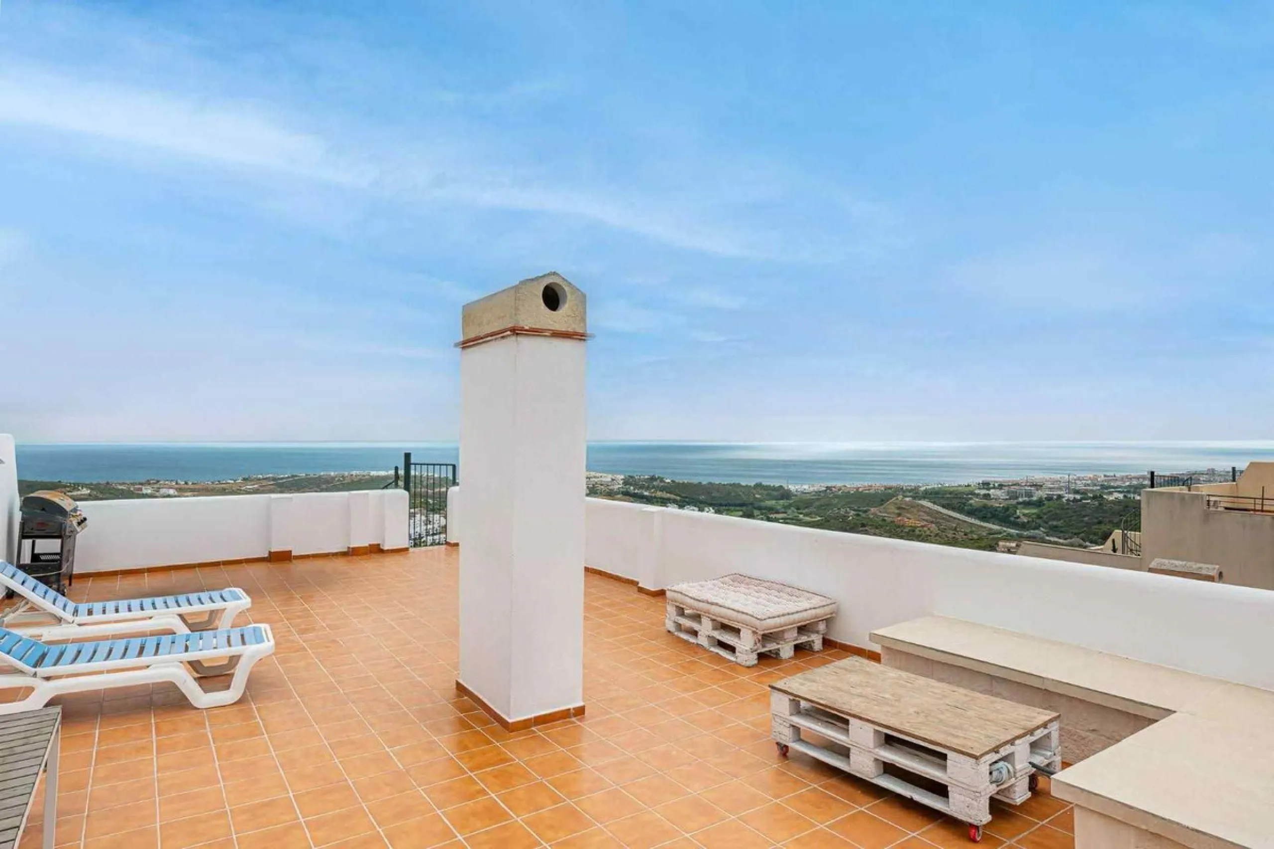 Great opportunity in Hacienda de Casares! Beautiful penthouse with panoramic sea views!