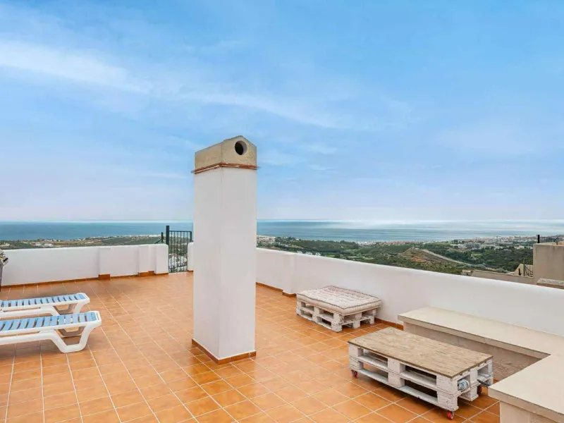 Great opportunity in Hacienda de Casares! Beautiful penthouse with panoramic sea views!