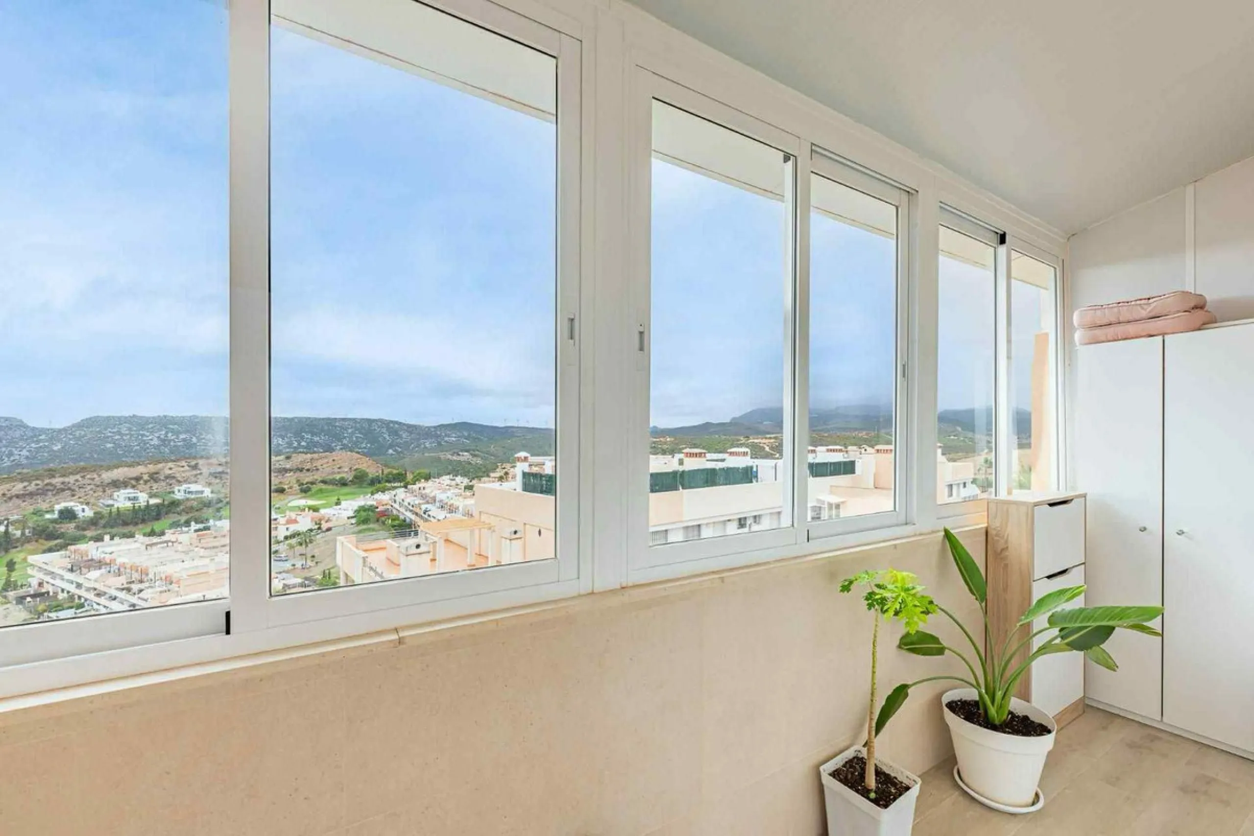 Great opportunity in Hacienda de Casares! Beautiful penthouse with panoramic sea views!