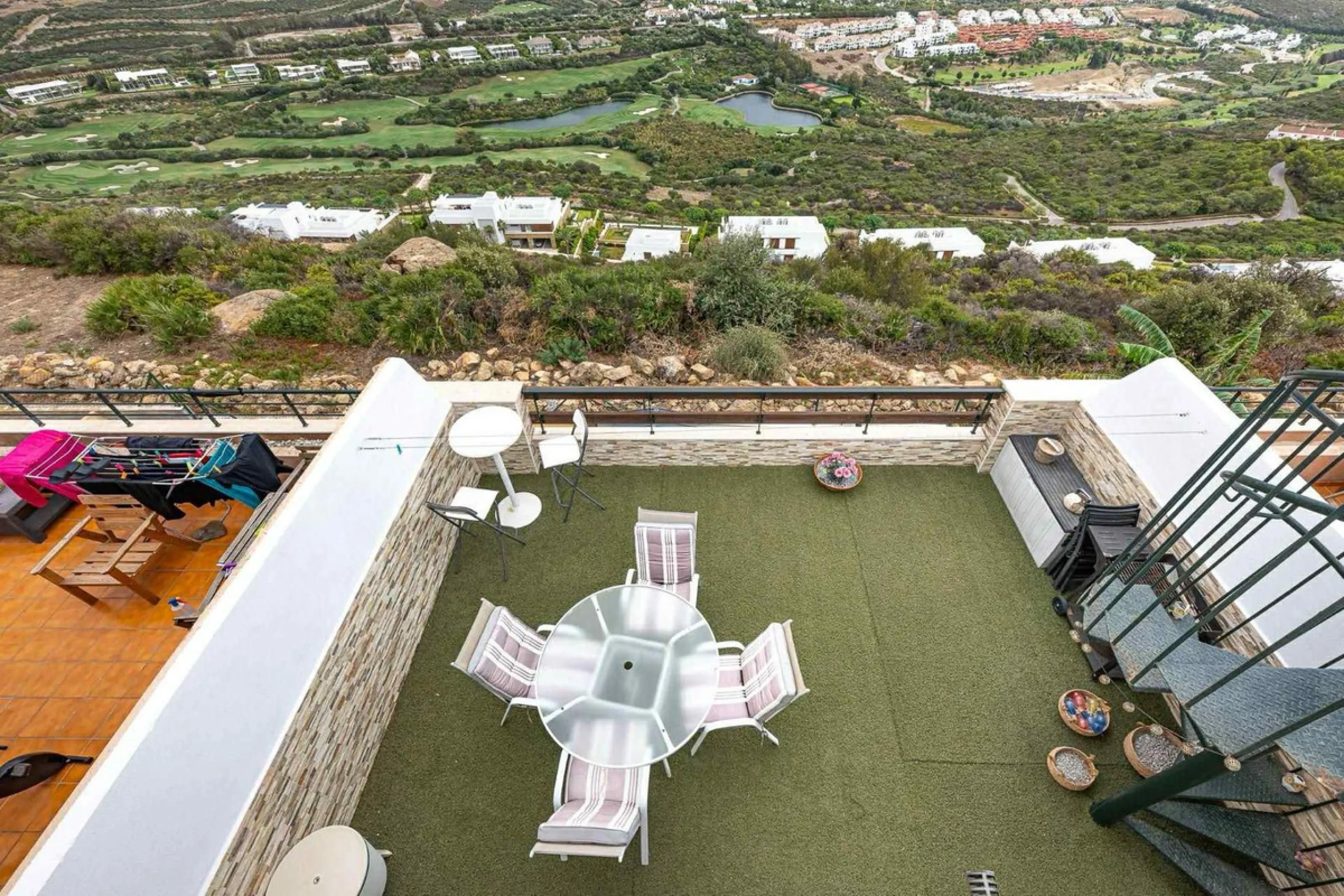Great opportunity in Hacienda de Casares! Beautiful penthouse with panoramic sea views!