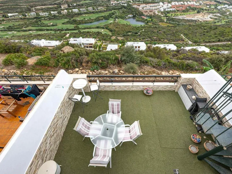 Great opportunity in Hacienda de Casares! Beautiful penthouse with panoramic sea views!