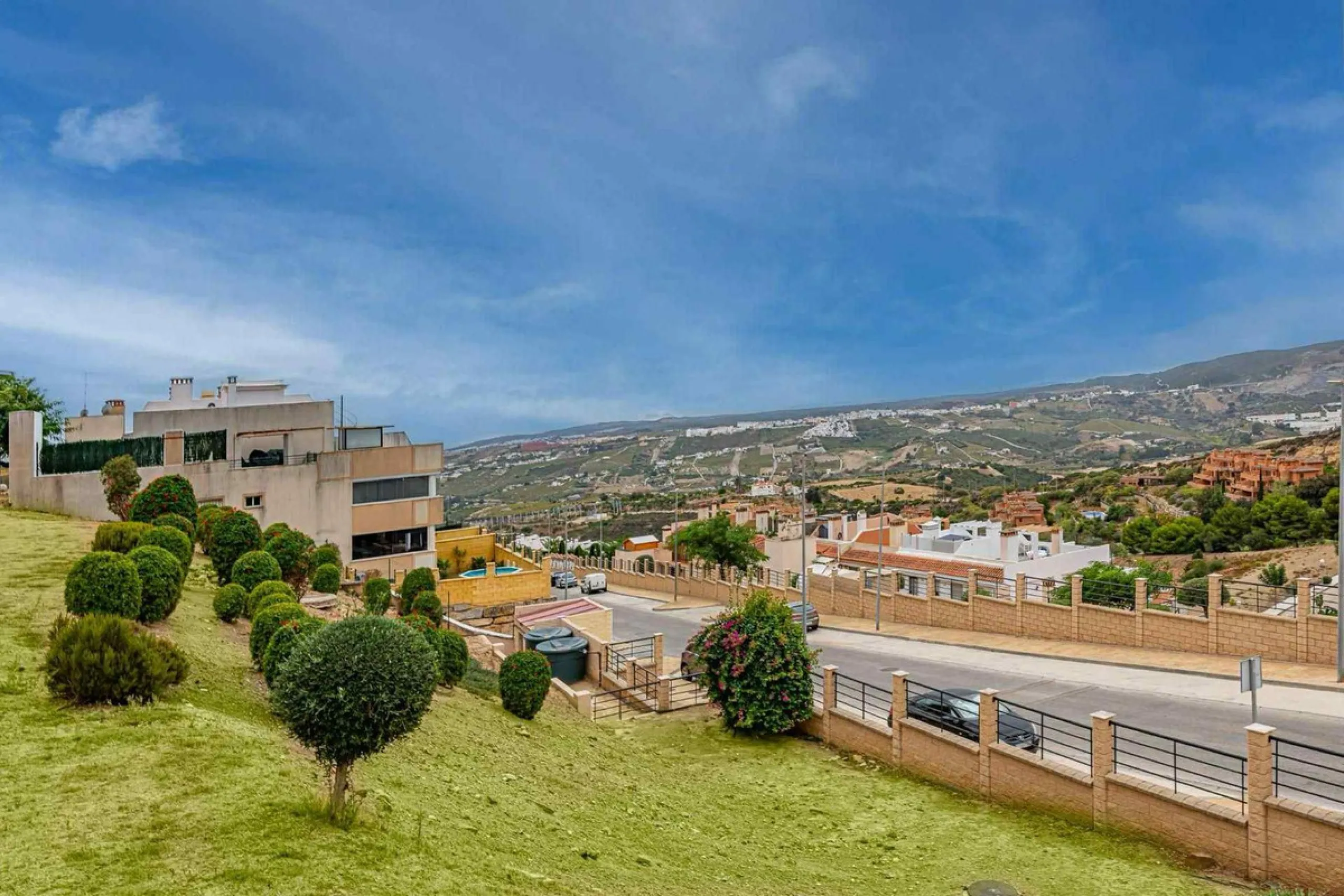 Great opportunity in Hacienda de Casares! Beautiful penthouse with panoramic sea views!