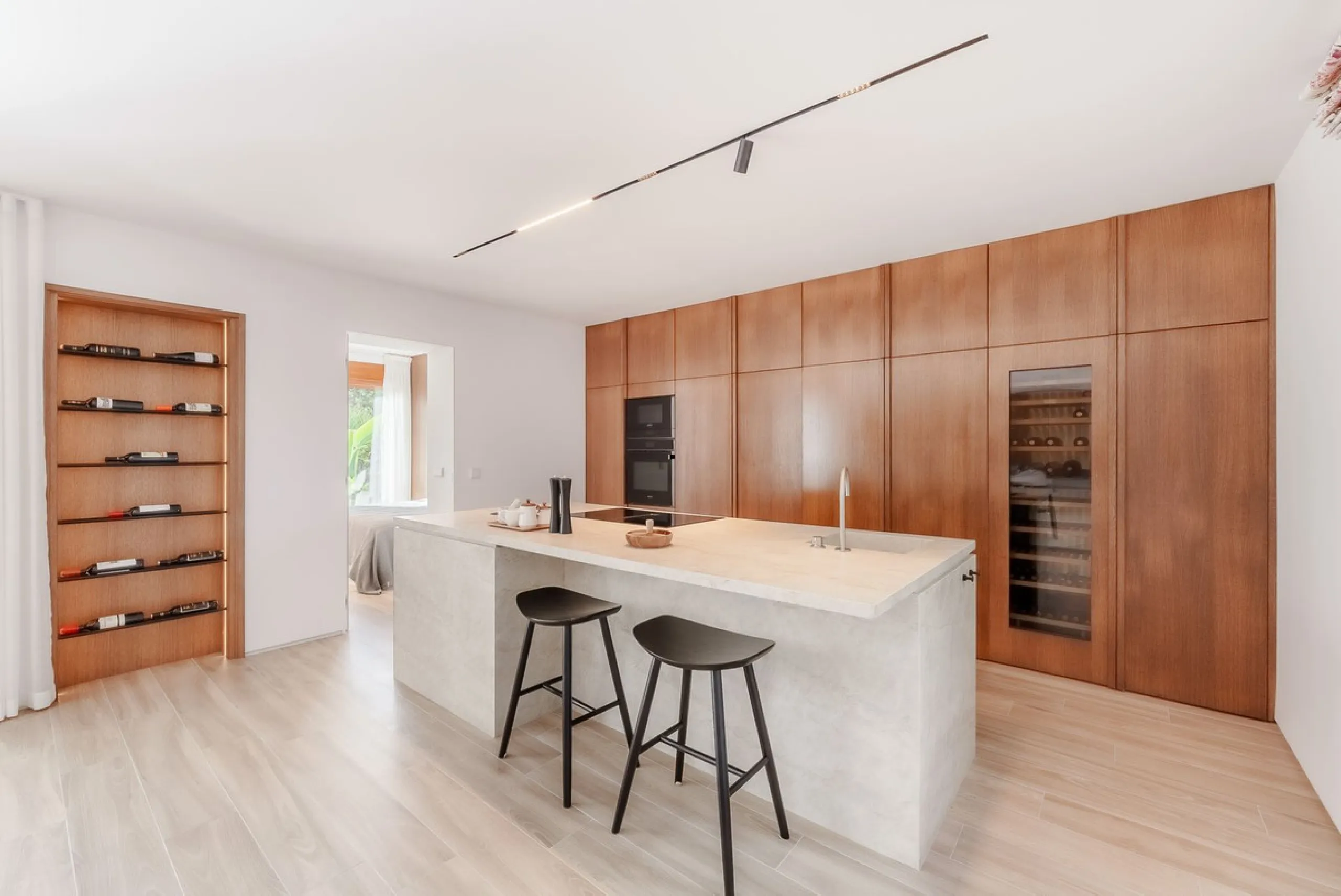 Welcome to this newly renovated duplex ground floor apartment in the heart of Nueva Andalucia, Marbella.