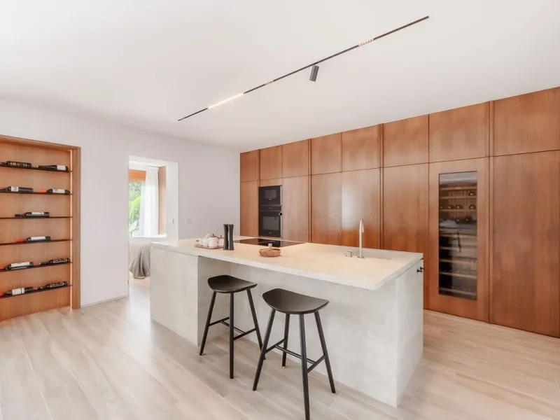 Welcome to this newly renovated duplex ground floor apartment in the heart of Nueva Andalucia, Marbella.