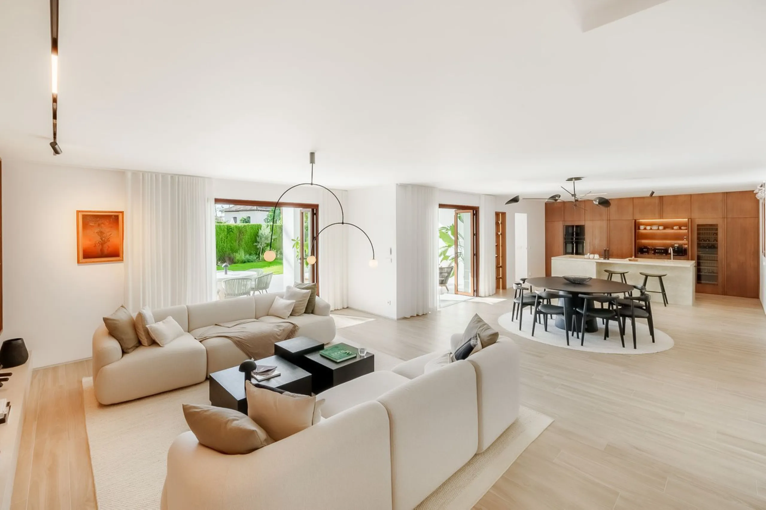 Welcome to this newly renovated duplex ground floor apartment in the heart of Nueva Andalucia, Marbella.