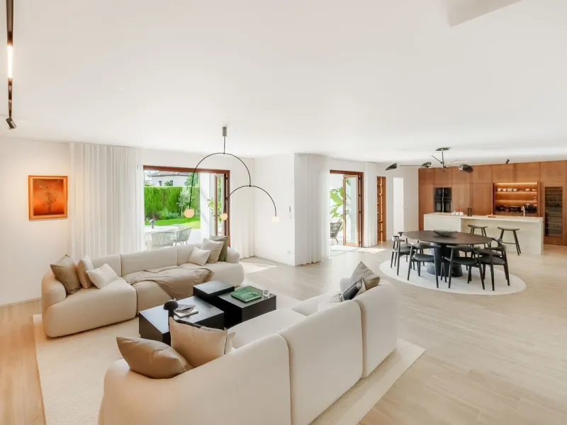 Welcome to this newly renovated duplex ground floor apartment in the heart of Nueva Andalucia, Marbella.