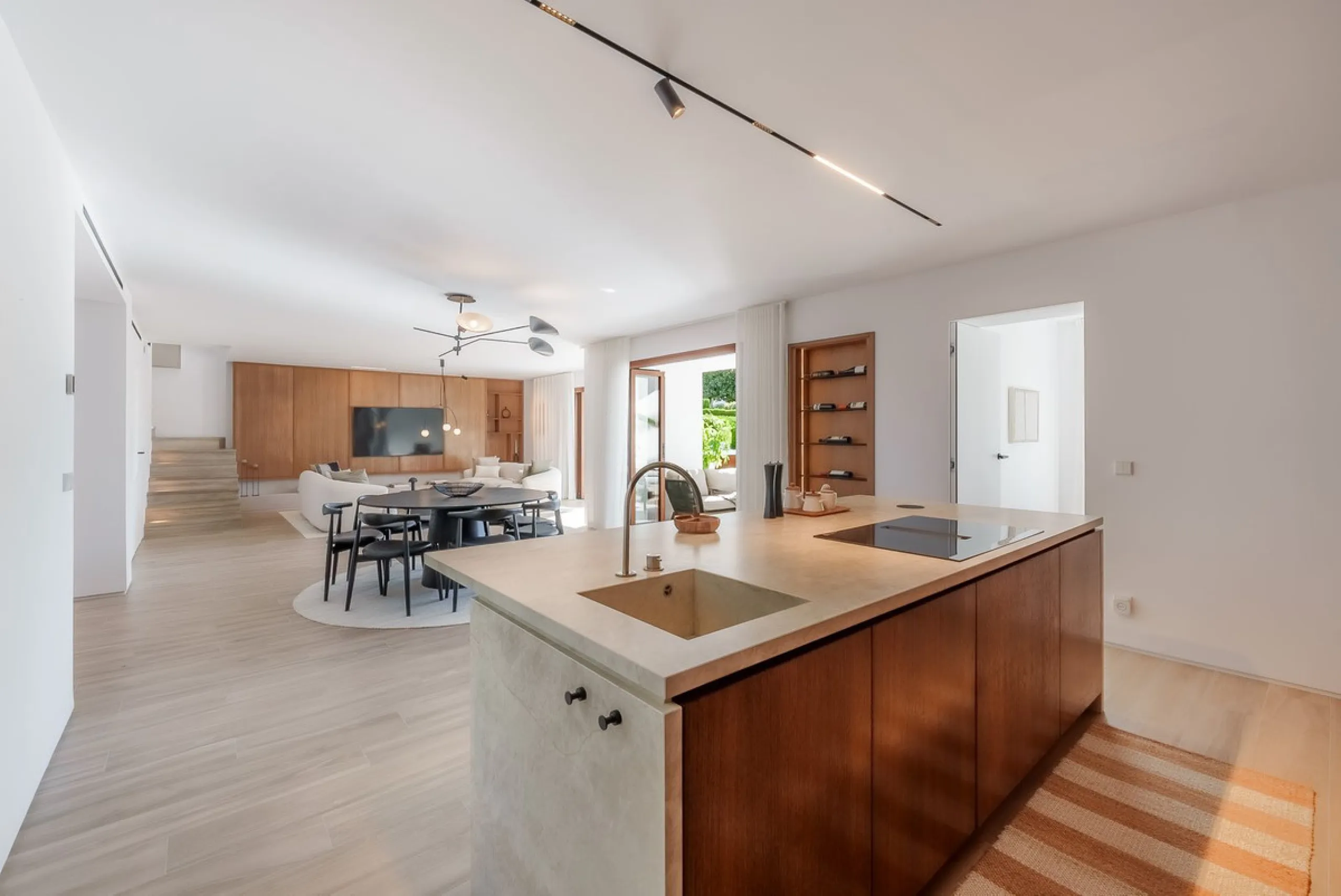 Welcome to this newly renovated duplex ground floor apartment in the heart of Nueva Andalucia, Marbella.