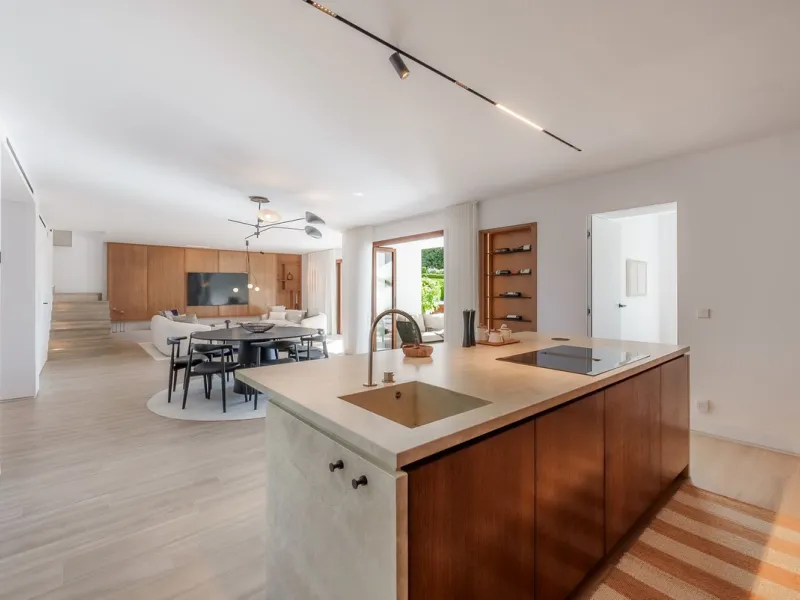 Welcome to this newly renovated duplex ground floor apartment in the heart of Nueva Andalucia, Marbella.