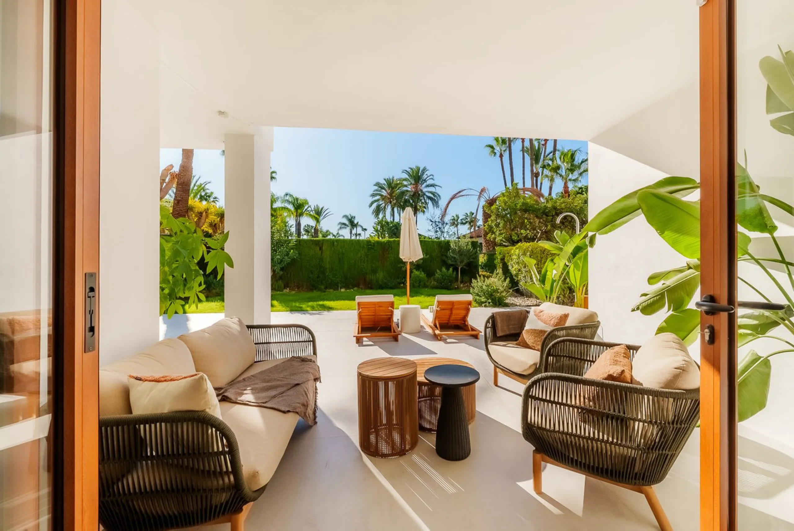 Welcome to this newly renovated duplex ground floor apartment in the heart of Nueva Andalucia, Marbella.