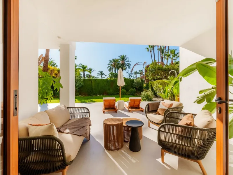 Welcome to this newly renovated duplex ground floor apartment in the heart of Nueva Andalucia, Marbella.