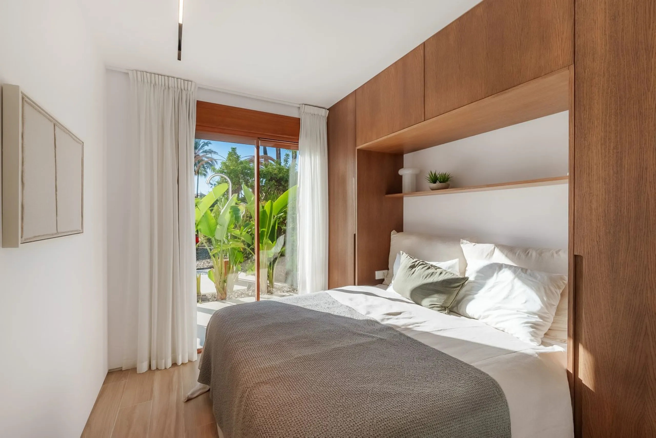 Welcome to this newly renovated duplex ground floor apartment in the heart of Nueva Andalucia, Marbella.