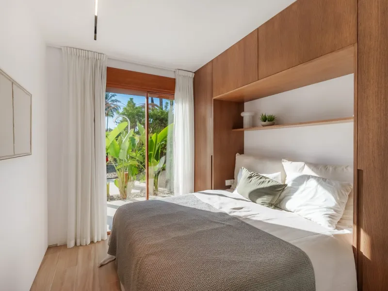Welcome to this newly renovated duplex ground floor apartment in the heart of Nueva Andalucia, Marbella.