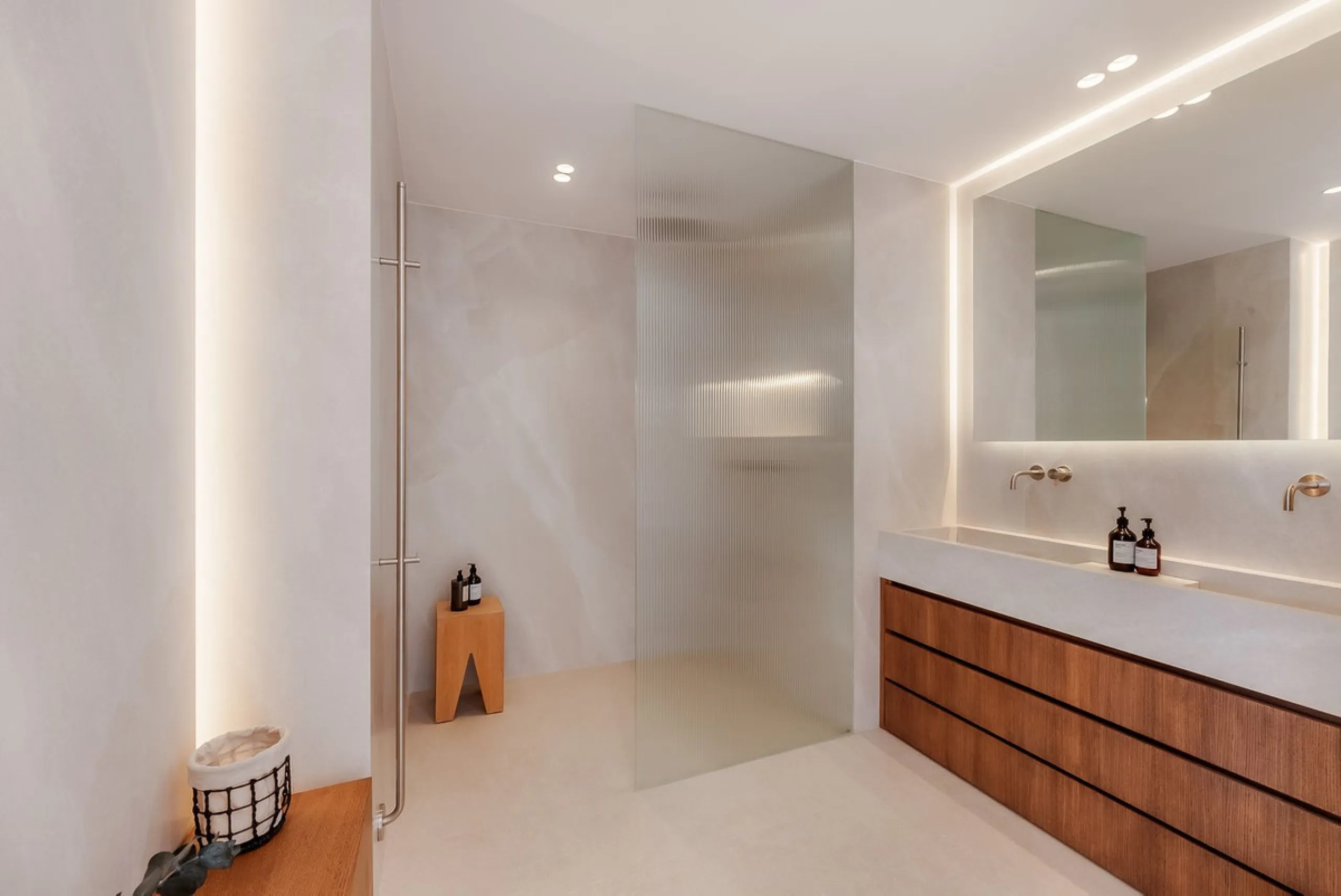 Welcome to this newly renovated duplex ground floor apartment in the heart of Nueva Andalucia, Marbella.