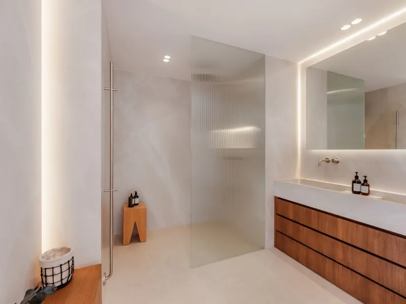 Welcome to this newly renovated duplex ground floor apartment in the heart of Nueva Andalucia, Marbella.