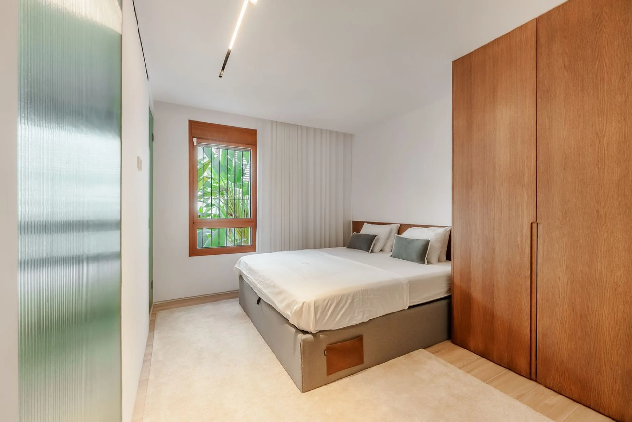 Welcome to this newly renovated duplex ground floor apartment in the heart of Nueva Andalucia, Marbella.