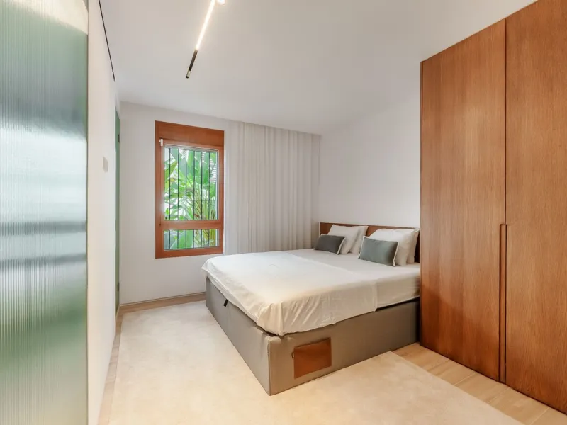 Welcome to this newly renovated duplex ground floor apartment in the heart of Nueva Andalucia, Marbella.