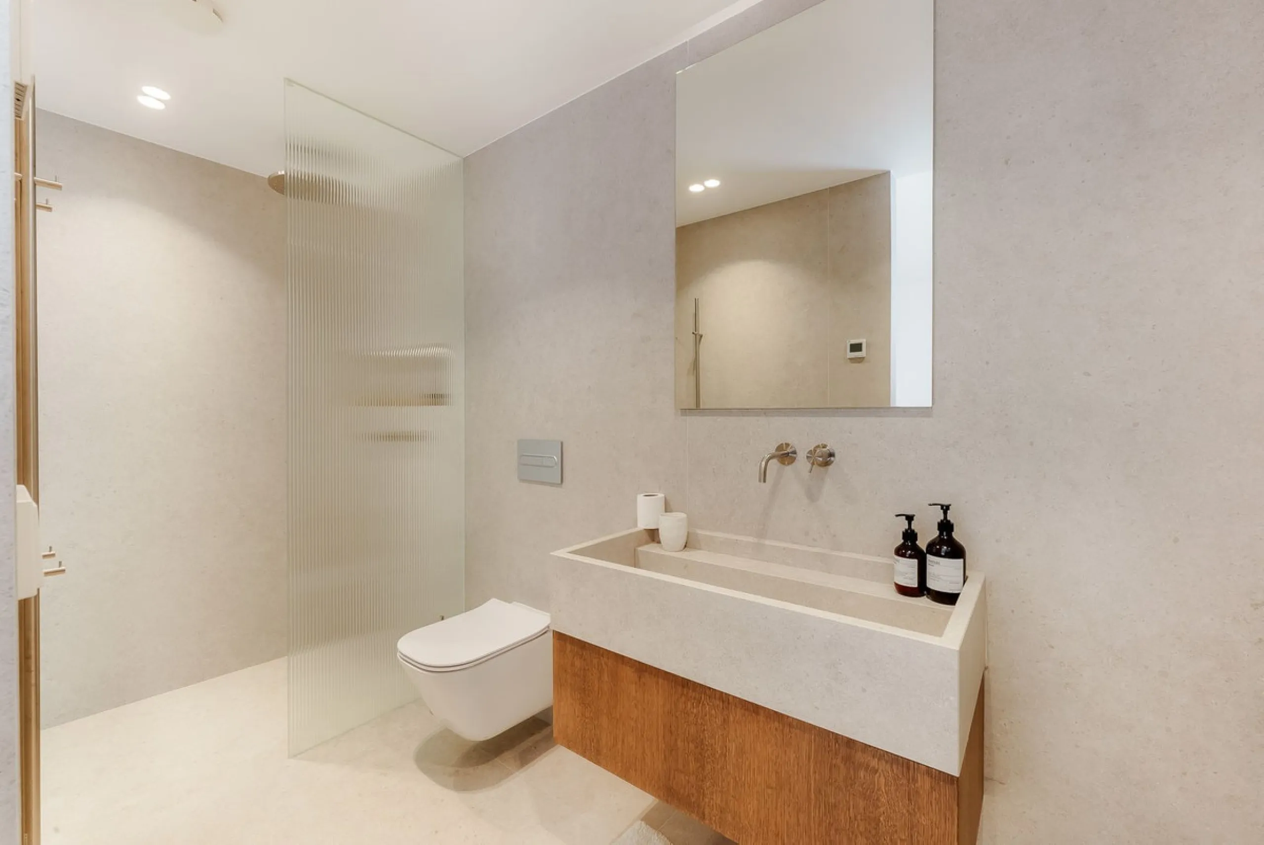 Welcome to this newly renovated duplex ground floor apartment in the heart of Nueva Andalucia, Marbella.