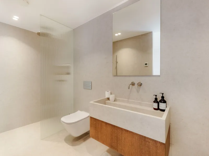 Welcome to this newly renovated duplex ground floor apartment in the heart of Nueva Andalucia, Marbella.
