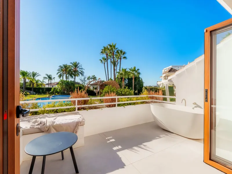 Welcome to this newly renovated duplex ground floor apartment in the heart of Nueva Andalucia, Marbella.