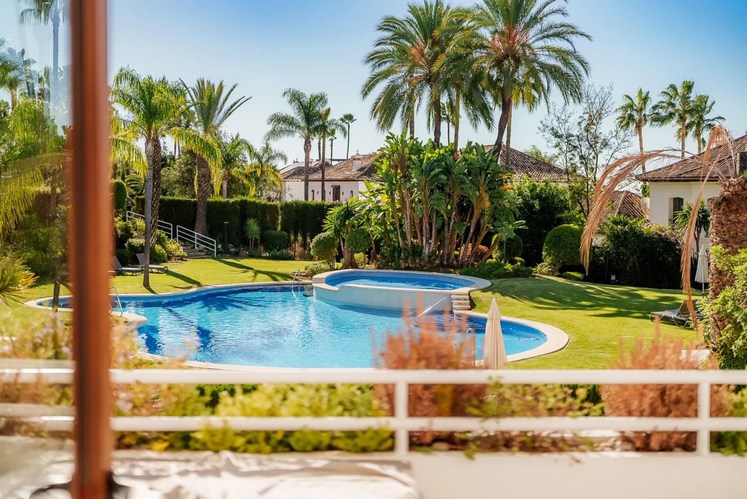Welcome to this newly renovated duplex ground floor apartment in the heart of Nueva Andalucia, Marbella.