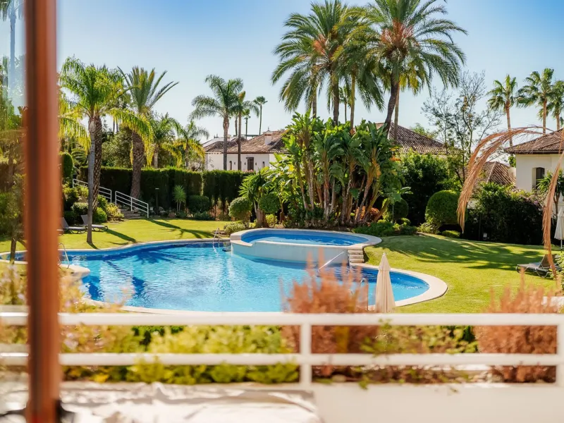 Welcome to this newly renovated duplex ground floor apartment in the heart of Nueva Andalucia, Marbella.